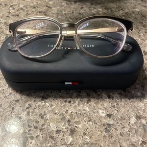 prescription glasses. (will need to replace the lens they have my prescription)